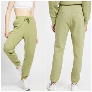 Sweaty Betty Essential joggers in fern green Size XS G79